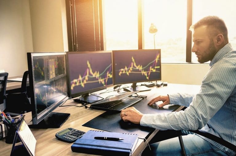 Un-homme-devant-la-bourse-768x508.jpg