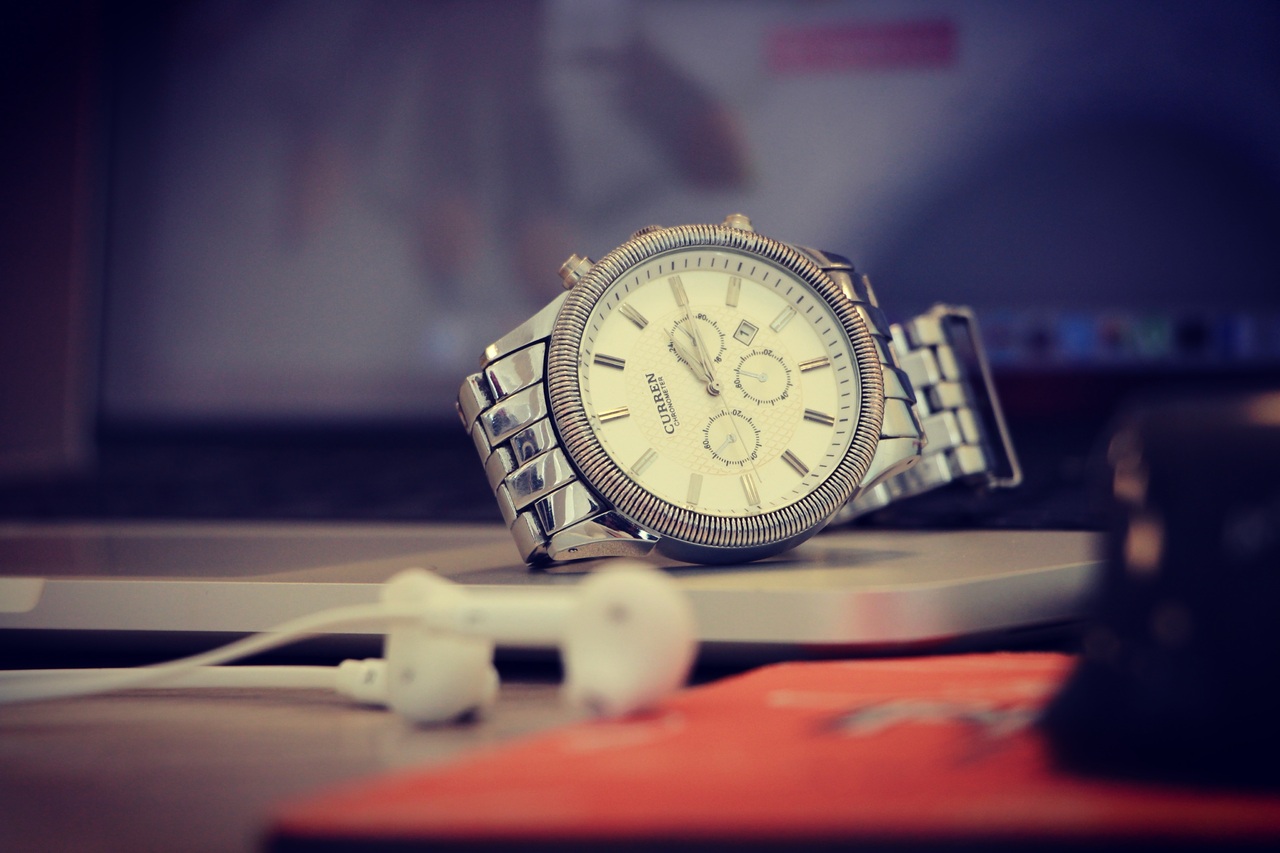 watch-hand-white-photography-clock-time-559553-pxhere.com_.jpg