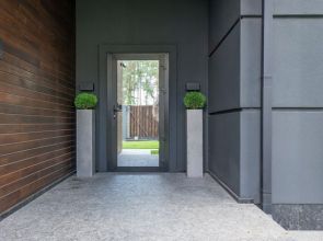 Renforcez votre sécurité avec une Porte aluminium sur mesure résistante