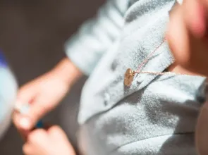 Offrir un bijou : une attention précieuse et symbolique