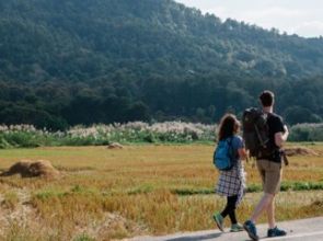 Le voyage lent : pourquoi ralentir change tout à ce qu&rsquo;on rapporte d&rsquo;un séjour