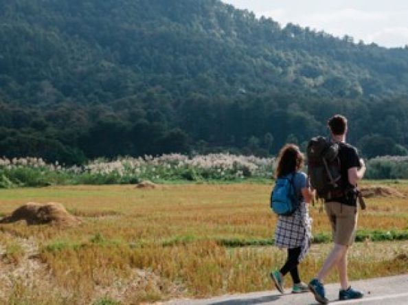 Le voyage lent : pourquoi ralentir change tout à ce qu&rsquo;on rapporte d&rsquo;un séjour