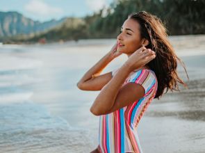 Vacances au bord de mer pour se défiler en maillot de bain parfait et stylé