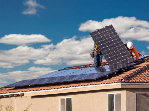 ￼Pose de panneaux solaires : faut-il d’abord rénover la couverture ?