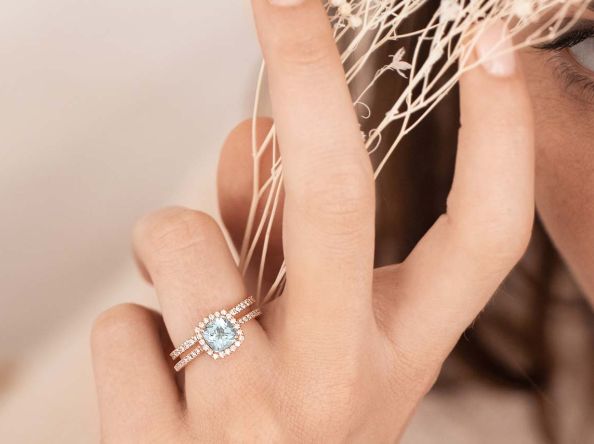 Choisir une bague de fiançailles selon les tendances actuelles