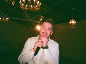Animation karaoké mariage : Les chansons incontournables pour faire chanter tout le monde