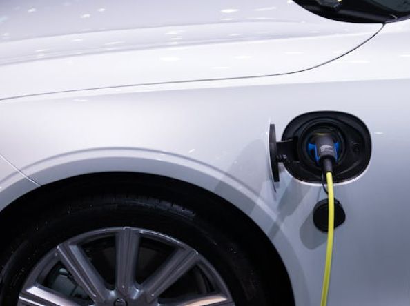 Recharge électrique : comment les bornes redessinent notre rapport à la voiture￼