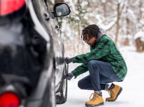 Guide Complet pour Choisir Vos Équipements Hiver 2025 : Chaînes Neige, Chaussettes Neige ou Pneus Hiver ?