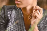 uploads_f9fdb926-817a-40ec-a59b-536dfbc65c89_collier-femme-personnalise.jpg